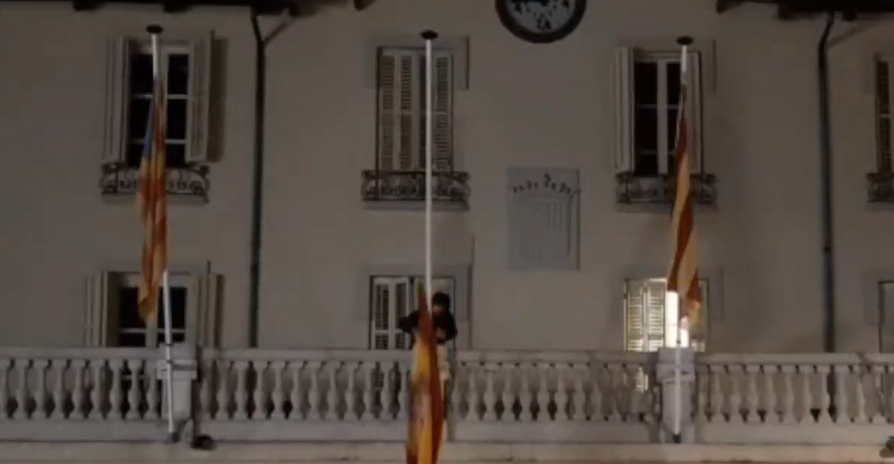 Un activista independentista despenja la bandera espanyola de l'Ajuntament de Cardedeu.