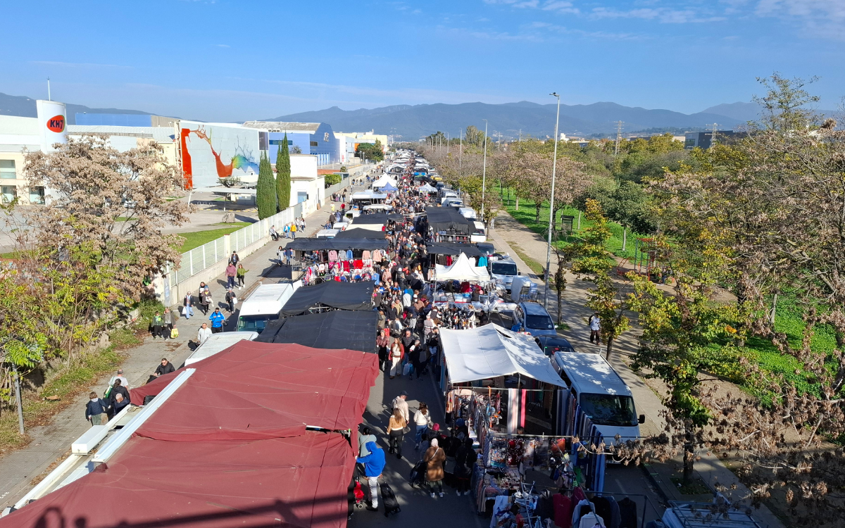 Les parades d’alimentació s’ubiquen als extrems, mentre que les parades de roba, tèxtils i altres productes es troben a la part central