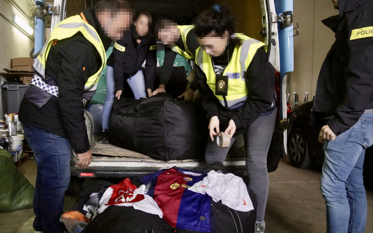 Samarretes falsificades preparades destinades al top manta del mercat ambulant dels diumenges