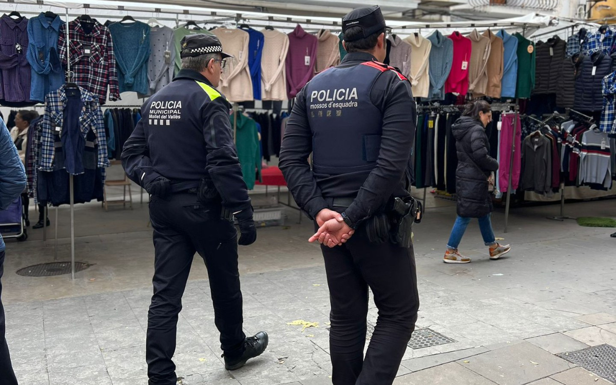 Policia fent un patrullatge a peu per Mollet