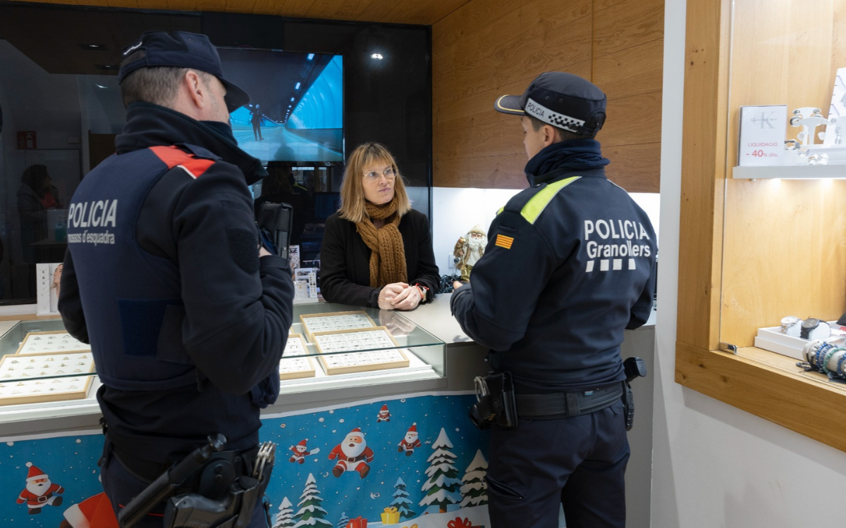 Agents de policia en un comerç de Granollers