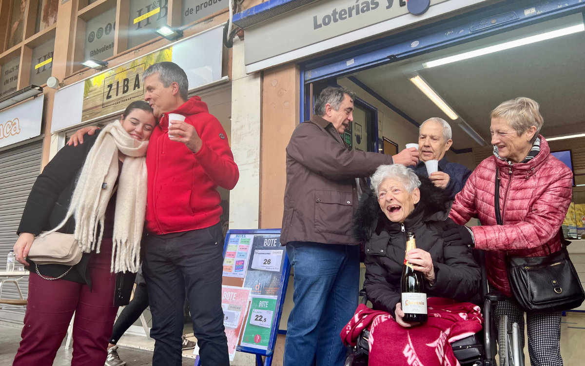 La directora de l'hotel balneari Blancafort, Eva León, celebrant el premi amb familiars i amb el propietari de l'administració de loteria de la Garriga