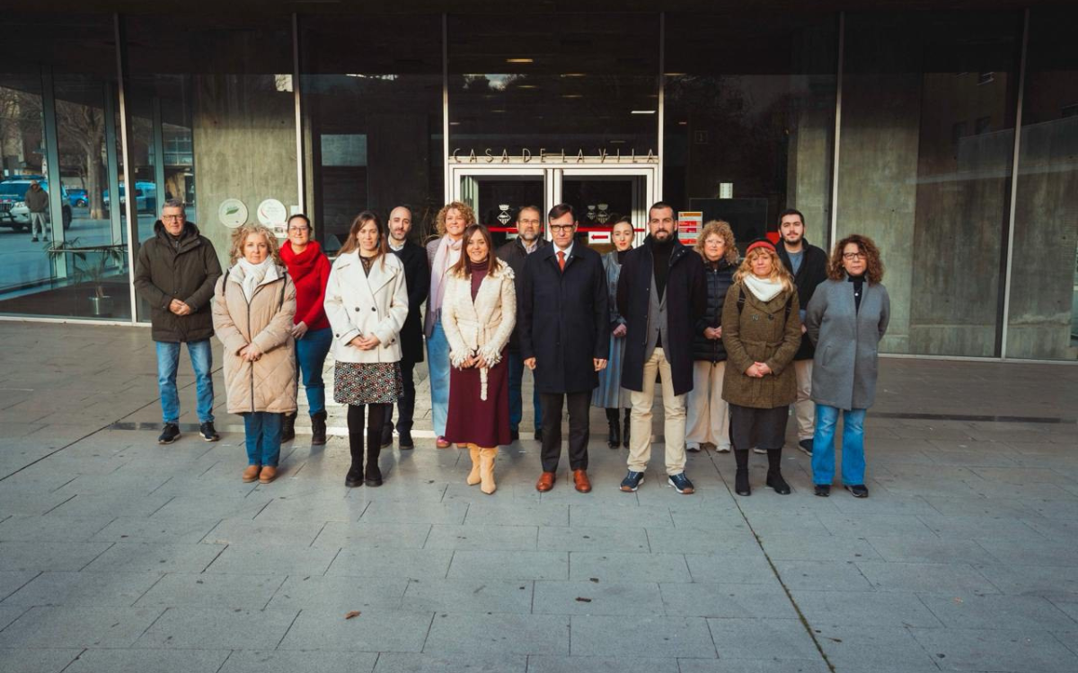 Fotografia de família durant al visita del president Illa