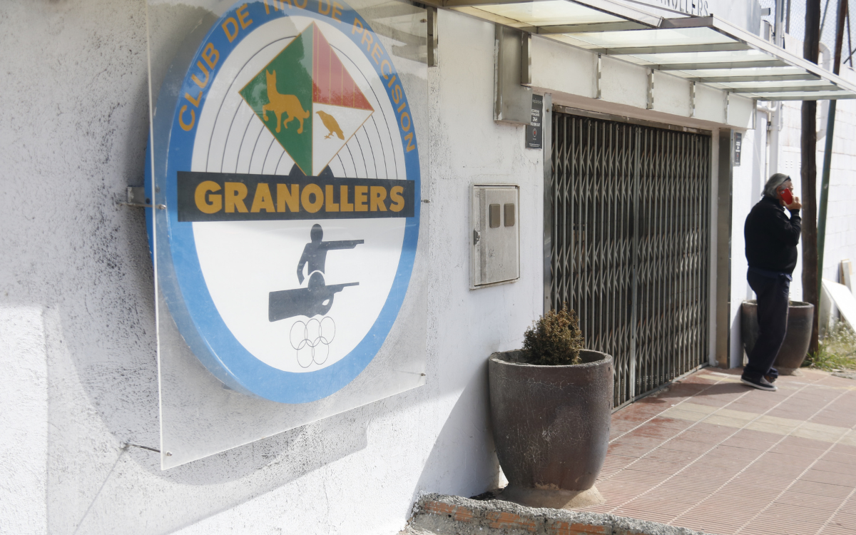 Un home a l'entrada del club de tir de Canovelles que està tancat