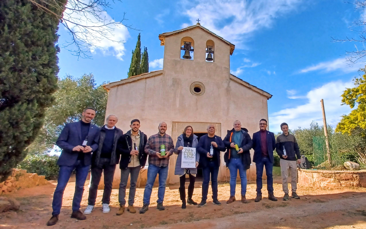 Representants polítics i del sector davant de l'Ermita de Sant Bartomeu de Mont-ras de Bigues i Riells del Fai