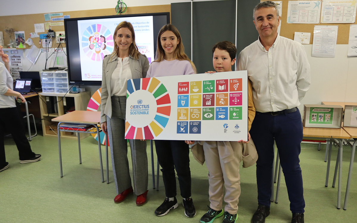 Visita de representants municipals a l'escola Camins