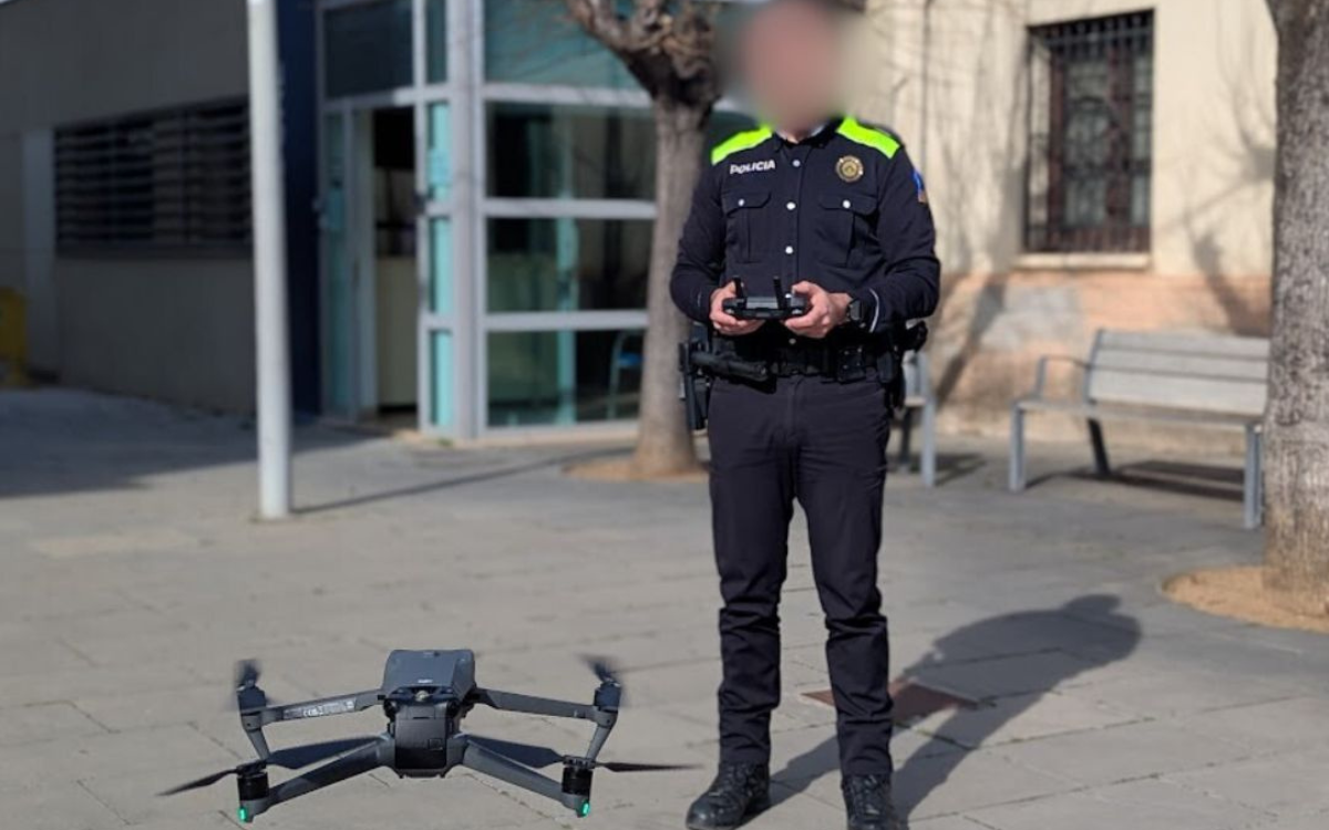 Un policia amb un dels drons