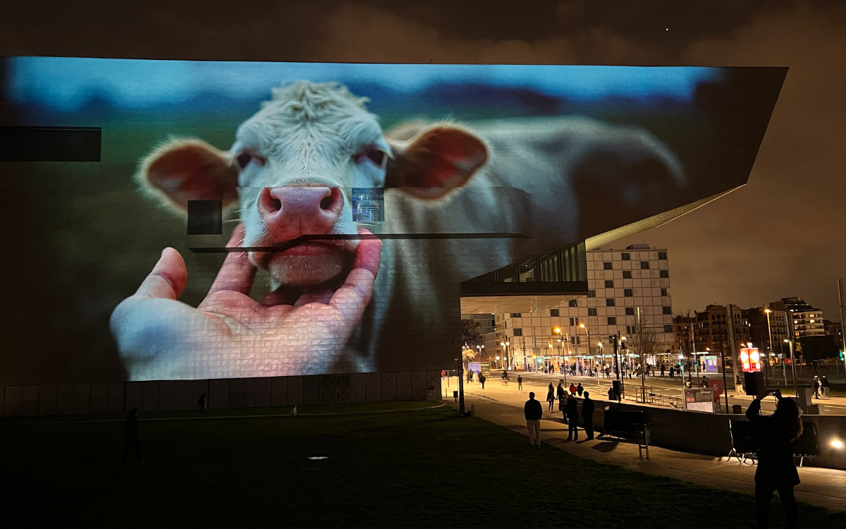 Joan Fontcuberta projecta a la façana del DHub 'Gènesi.IA', paisatges virtuals basats en els versicles del Gènesi