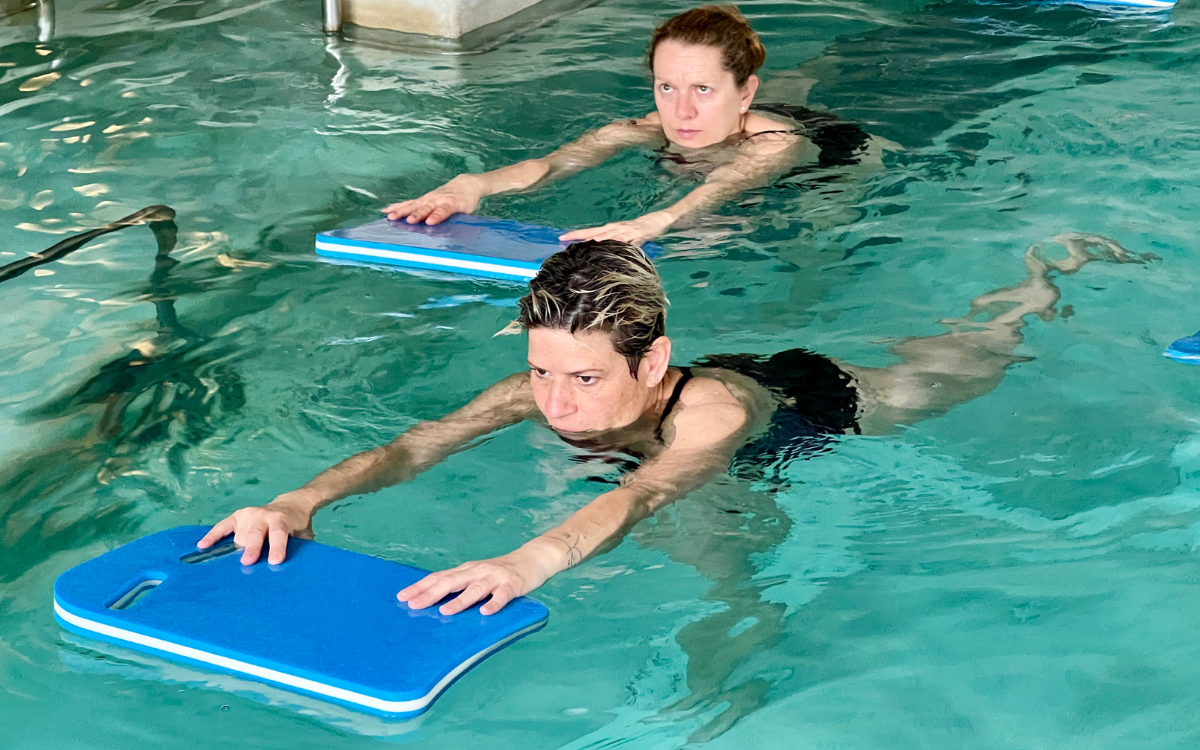 Participants en l'estudi fent exercicis a la piscina