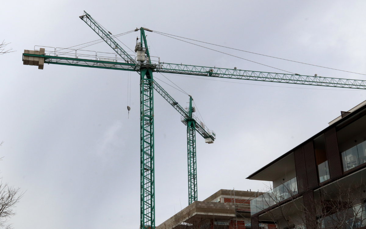 Grues en una construcció d'habitatges