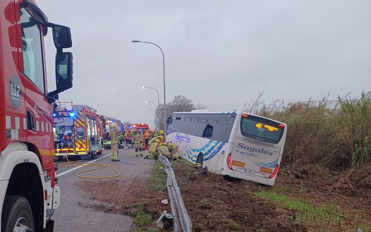 L'autocar accidentat a la C-33 a Mollet del Vallès