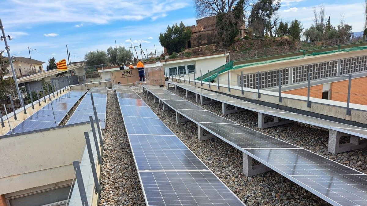 La instal·lació fotovoltaica que s'està començant a construir l'Escola Montbui.