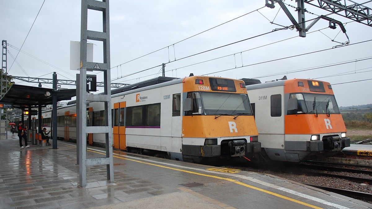 Dos combois de l'R3 a l'estació de Centelles
