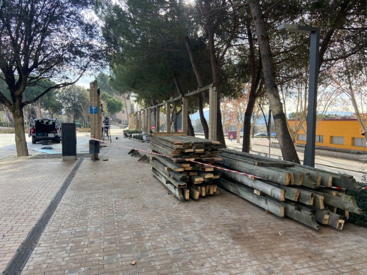 Renovació de la pèrgola de fusta de la Plaça de la Vila