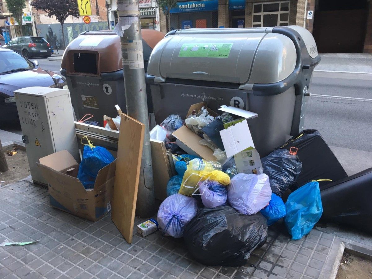 Uns contenidors i bosses d'escombraries en un carrer de Granollers