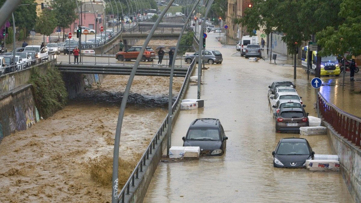 Amb només mig metre d'aigua un cotxe pot ser arrossegat