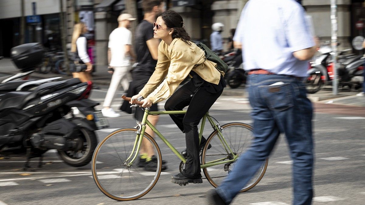 Una dona movent-se en bicicleta per Barcelona, en imatge d'arxiu