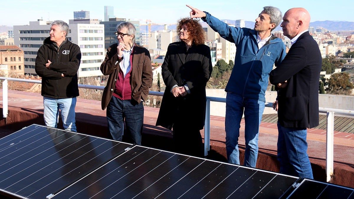 El conseller David Mascort amb uns veïns que han instal·lat un autoconsum solar compartit