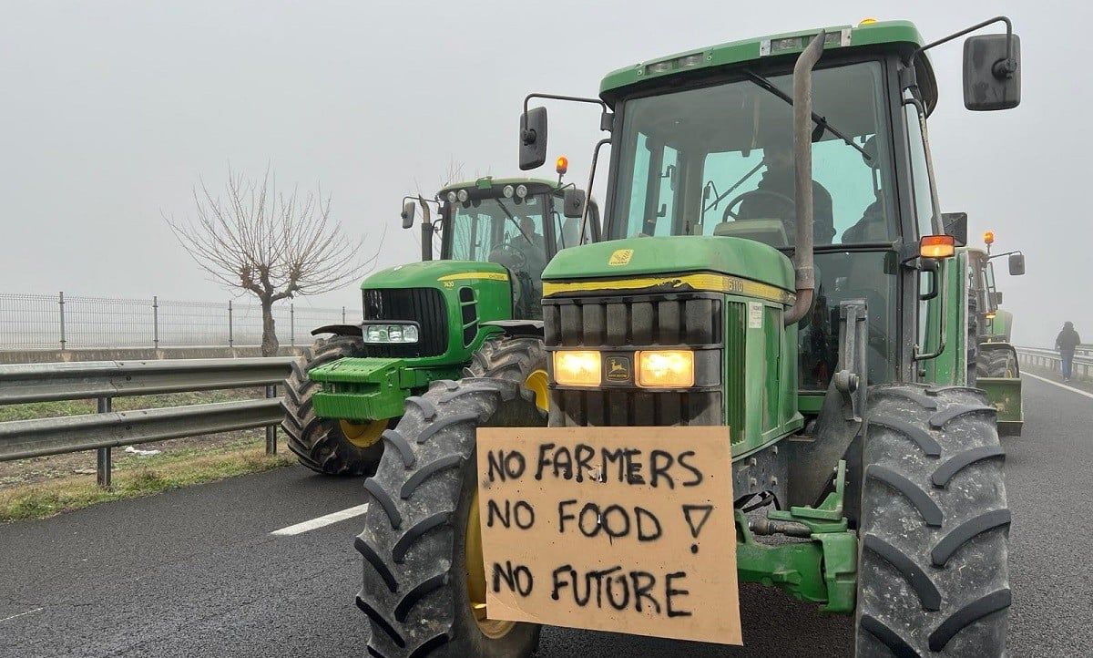 Un tractor a l'A-2 durant la protesta dels pagesos