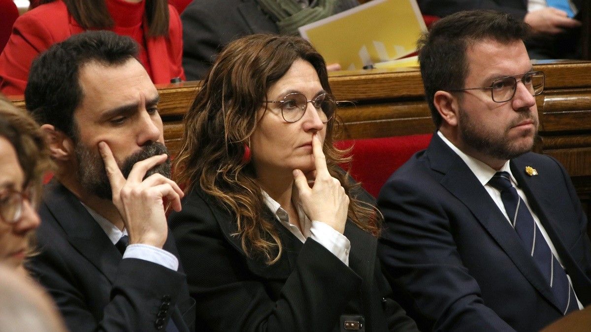 El president de la Generalitat, Pere Aragonès, amb Roger Torrent i Laura Vilagrà, al Parlament