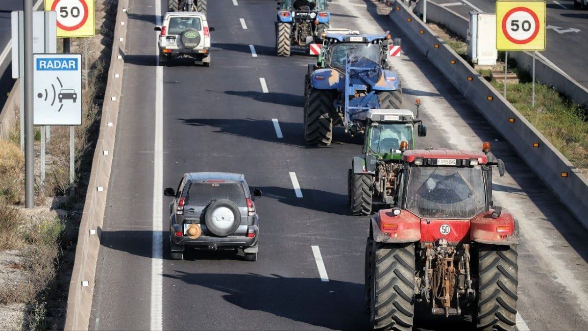 Un totterreny entra a Barcelona acompanyant els tractors amb la matrícula tapada