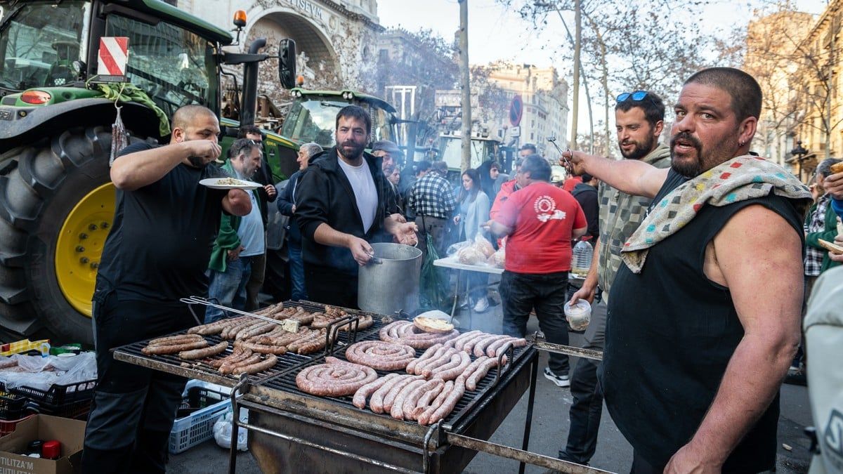 Un grup de pagesos fa temps amb una barbacoa reivindicativa a Barcelona