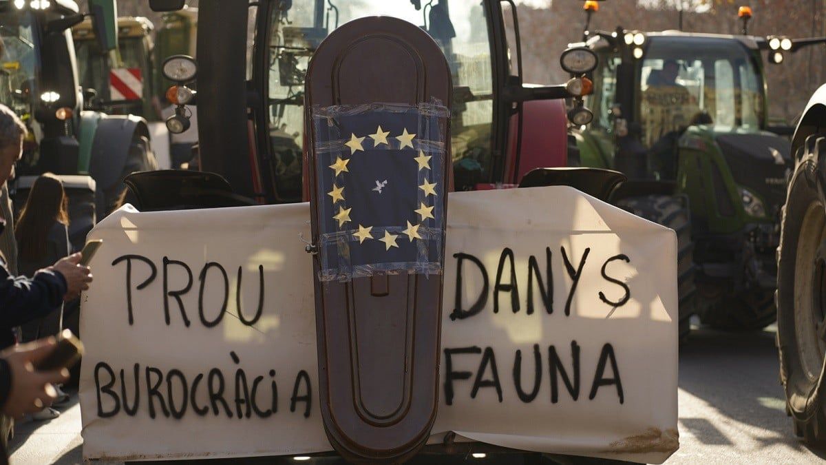 Un tractor a Barcelona amb una protesta contra les polítiques d'Europa