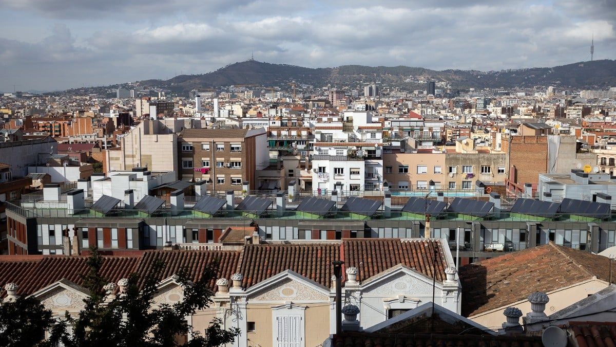 Plaques fotovoltaiques en edificis del barri de Sants de Barcelona
