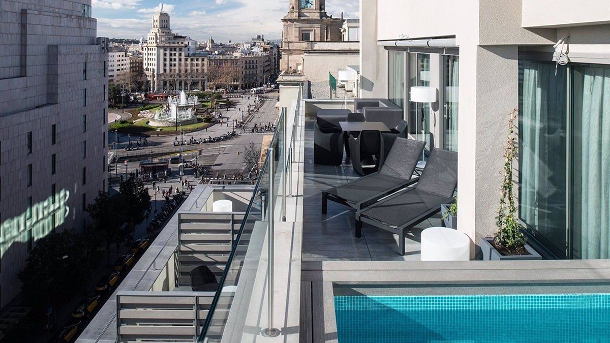 Un hotel amb piscina a tocar de la plaça Catalunya de Barcelona