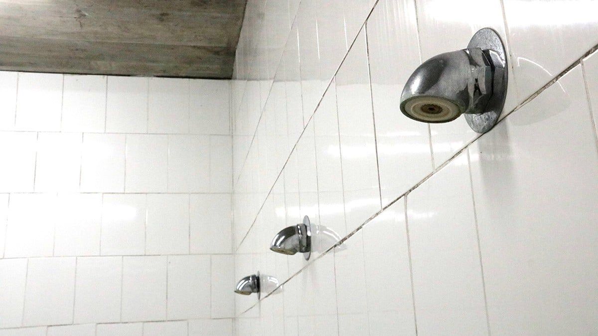 Tancar les dutxes dels equipaments esportius és una de les mesures més habituals