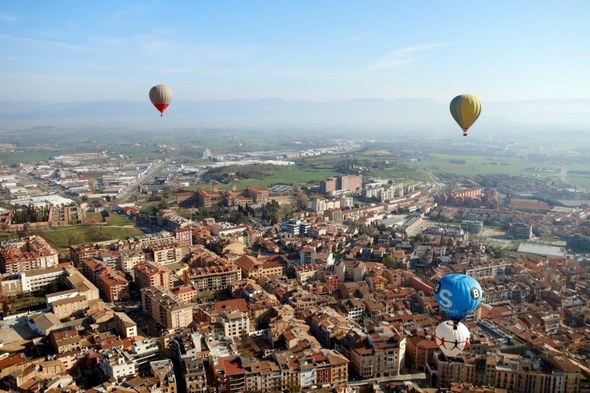 Pla general de globus sobrevolant la Plana de Vic