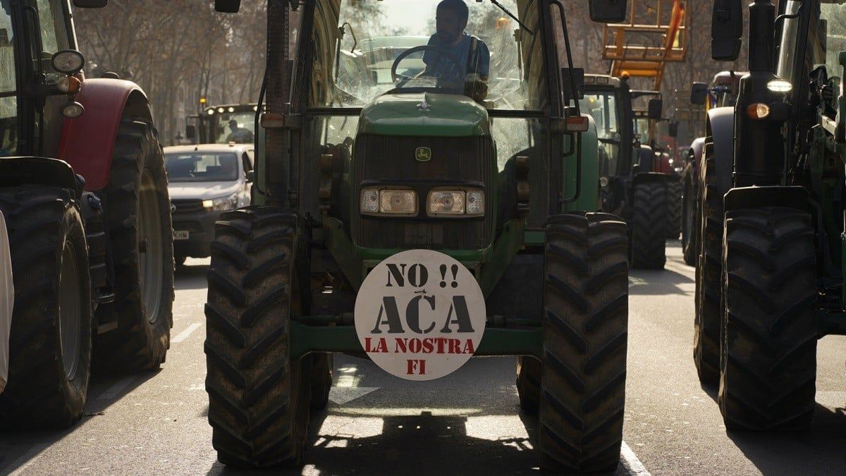 Un tractor amb un lema contra l'ACA en una protesta a Barcelona