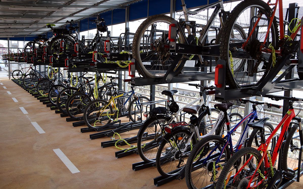 Aparcament de bicicletes segur de l'estació de tren de Gavà