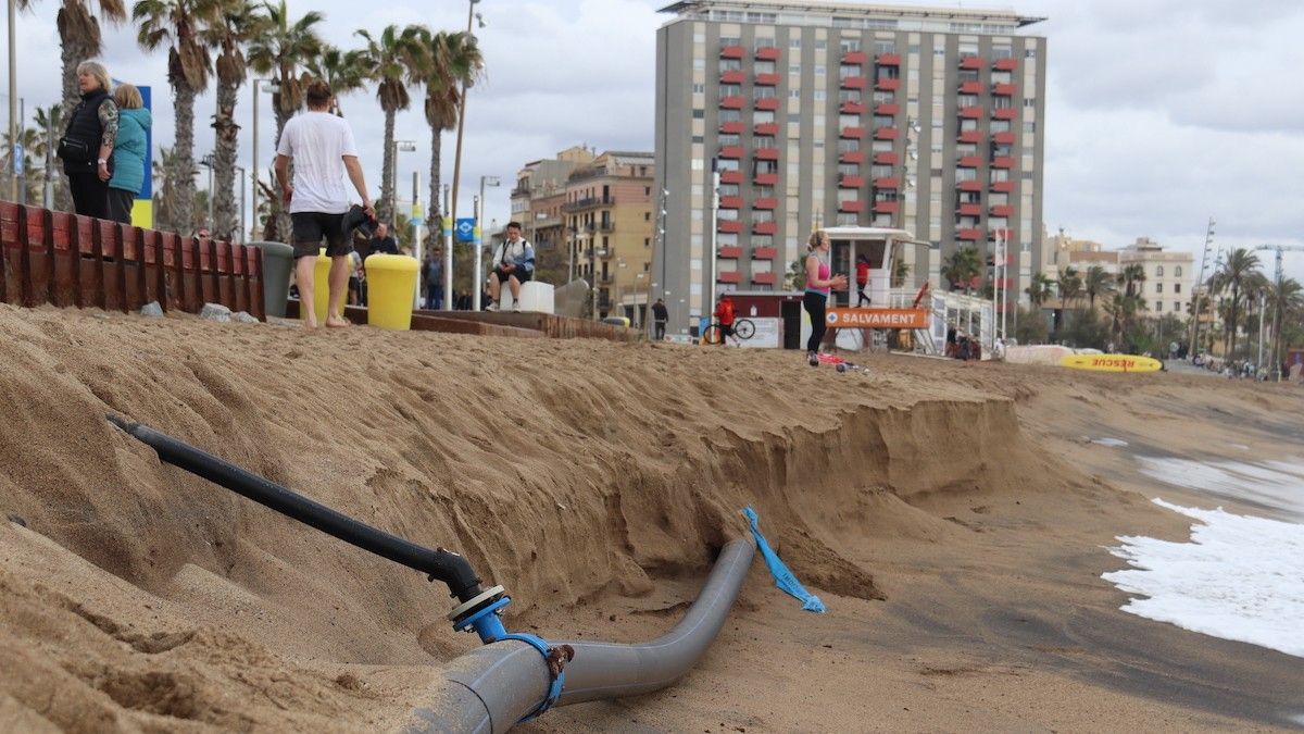 El temporal ha engolit la platja de Sant Sebastià de Barcelona