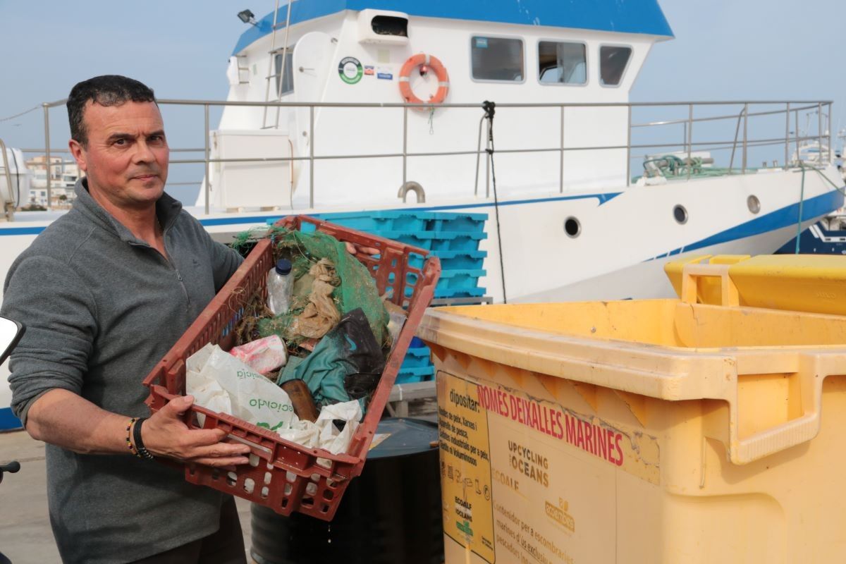Un pescador de l'Ametlla de Mar retira trossos de plàstic, una de les restes més habituals