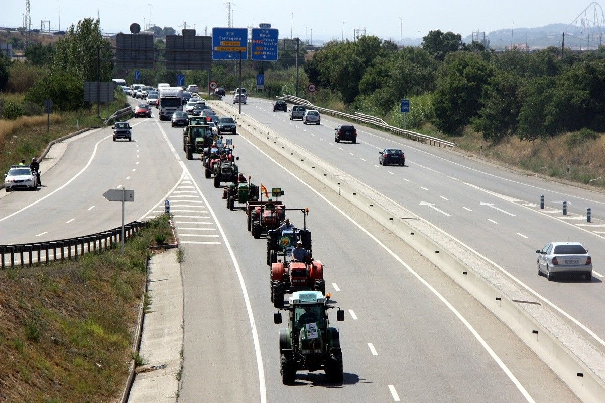 Marxa de tractors circulant per la C-14, a Reus, durant la moblització del passat febrer