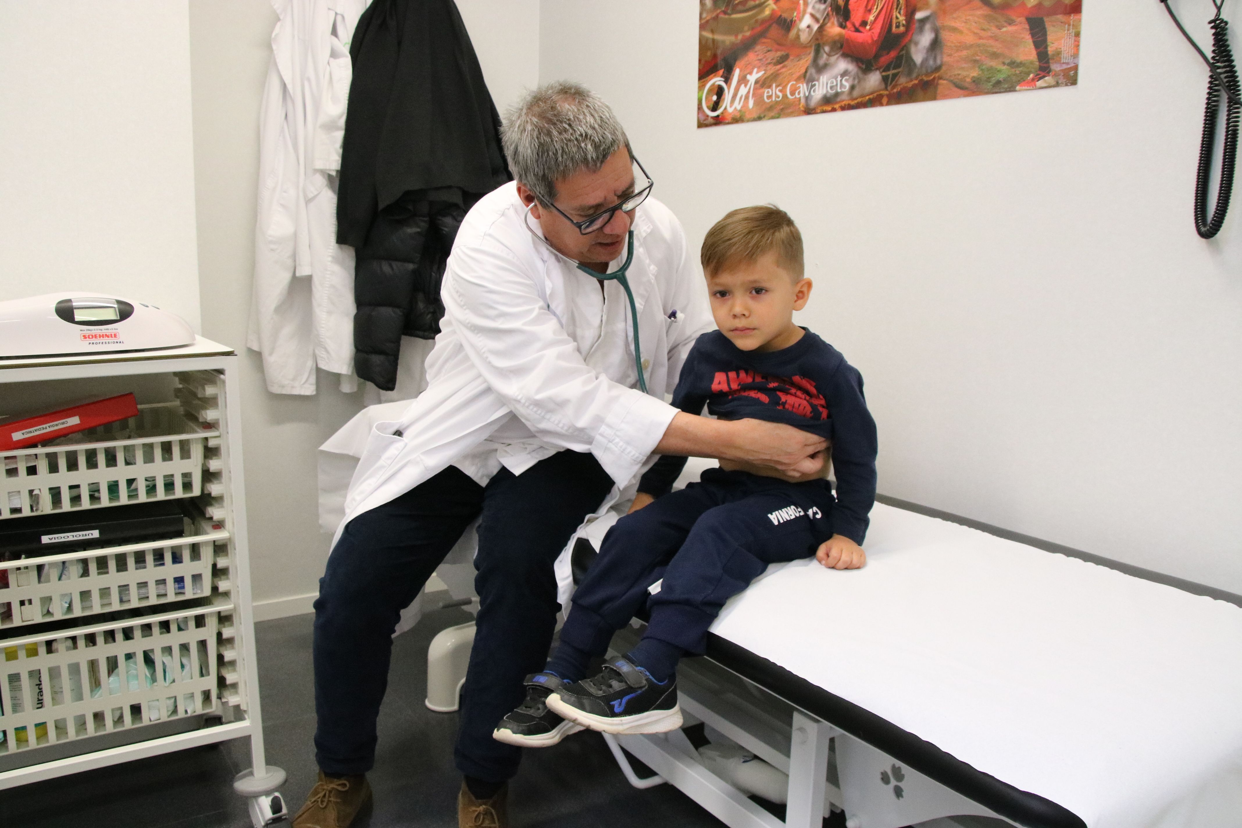 Un pediatre atenent un infant amb una malaltia respiratòria a l'Hospital d'Olot