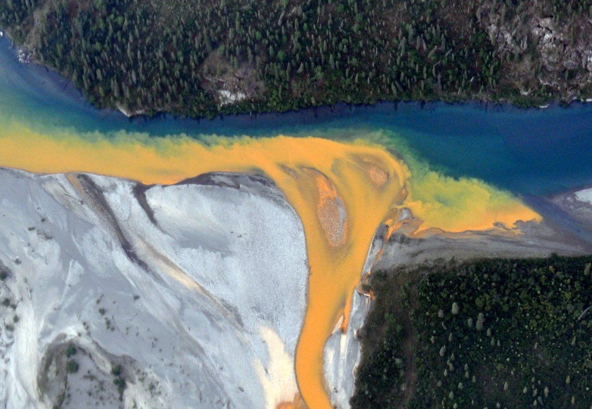 Un riu tenyit de taronja a Alaska