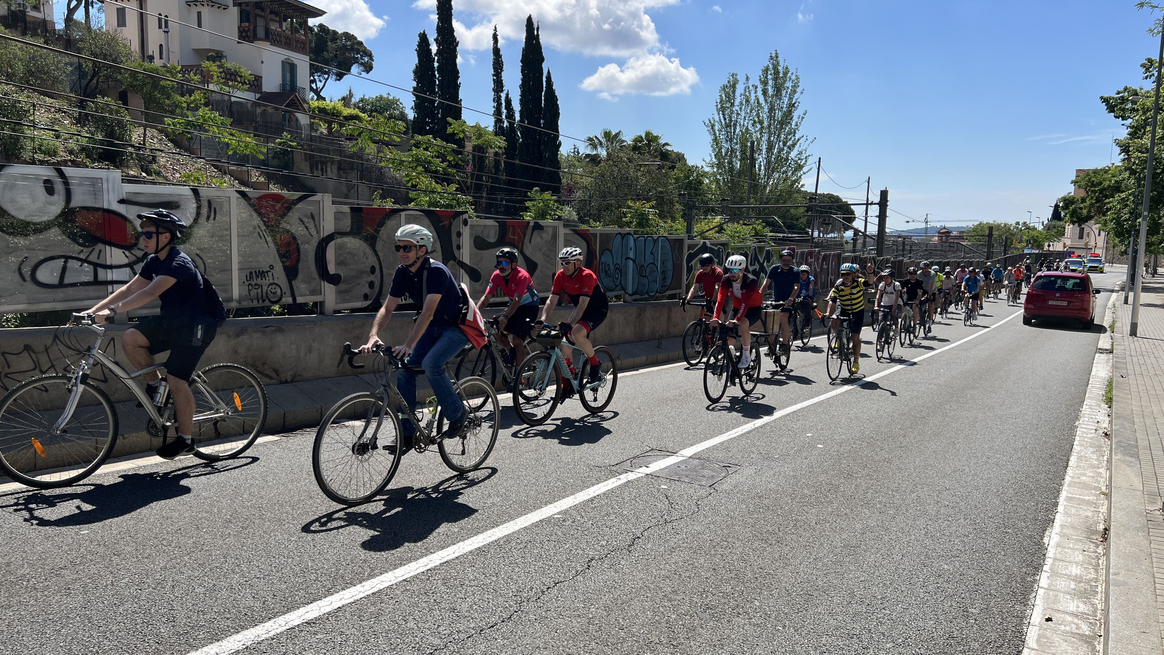 Ciclistes pugen per la carretera de Vallvidrera convocats per Bikevidrera