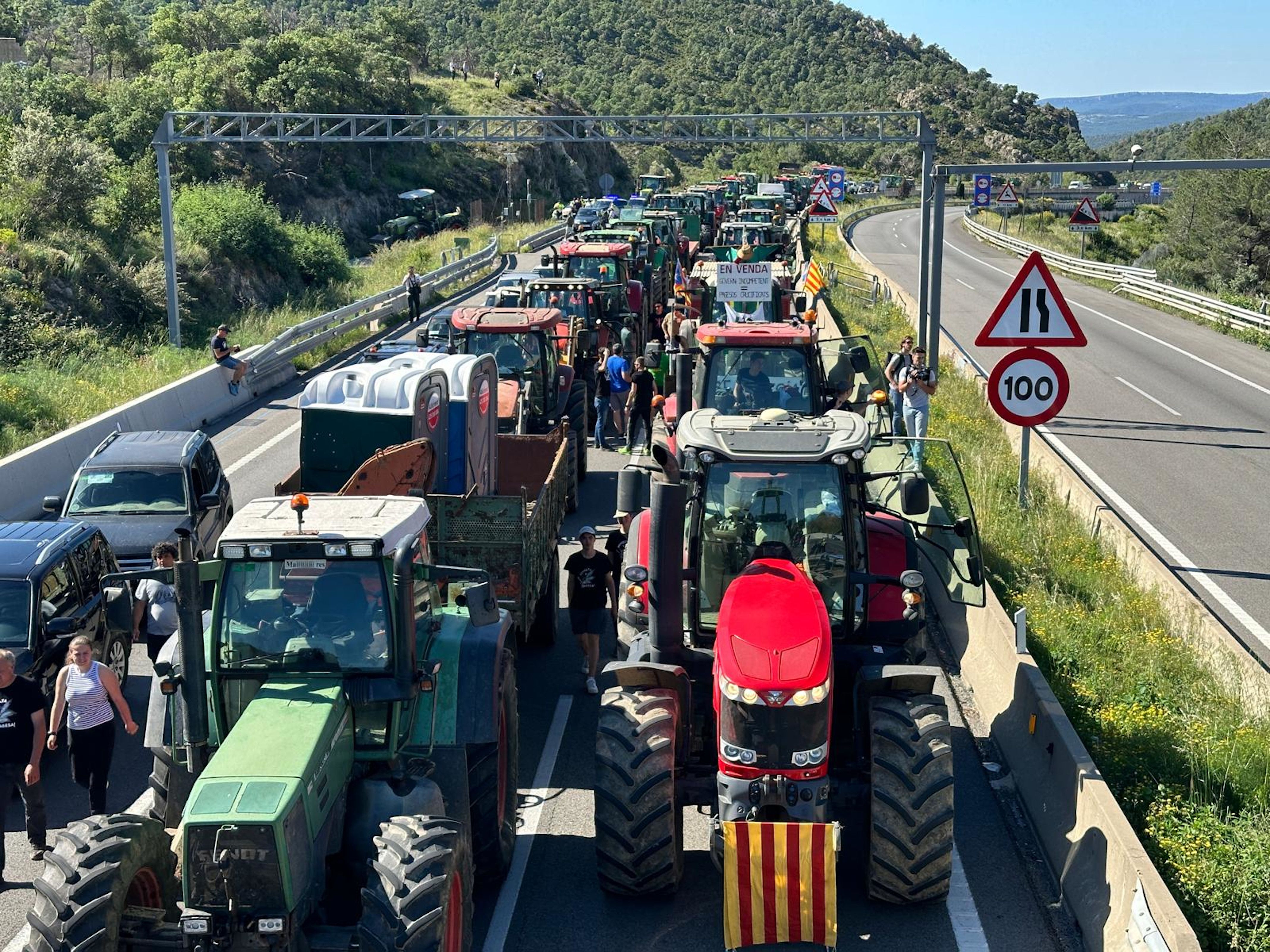 Diversos tractors tallen l'AP 7 a la Jonquera