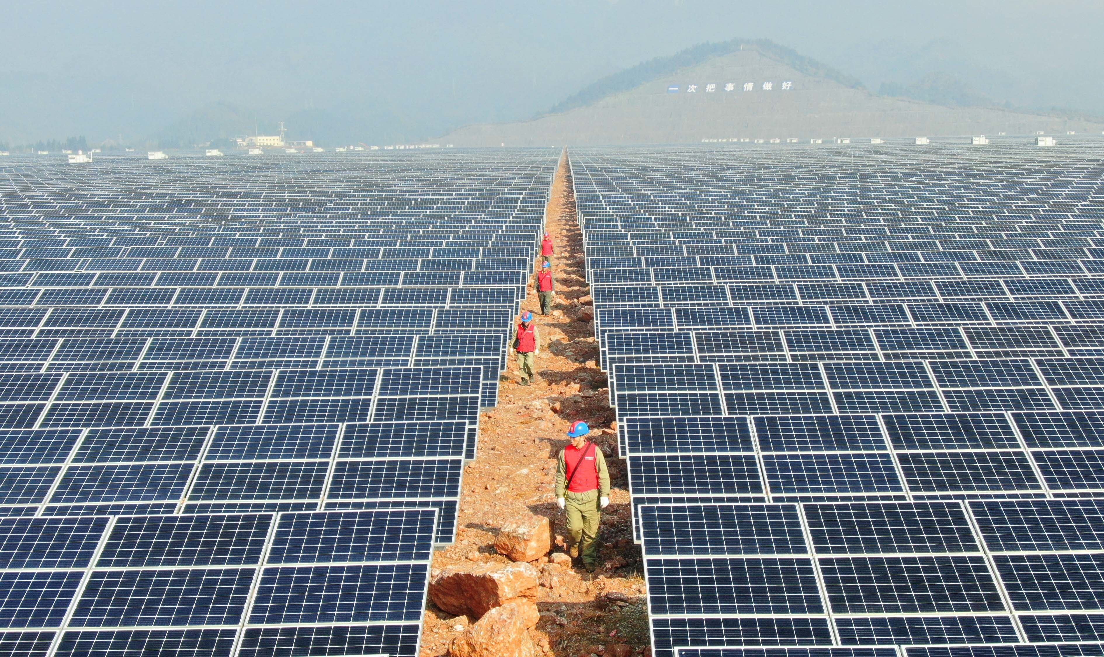 Gran planta solar fotovoltaica a la Xina, el país del món que més inverteix en renovables