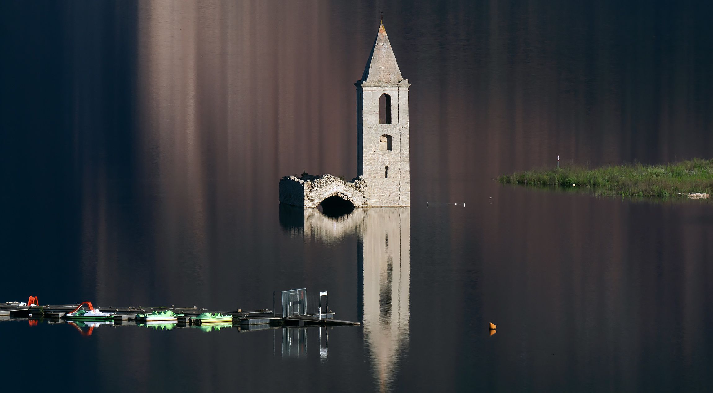 L'església de Sant Romà de Sau, el termòmetre de la sequera, envoltat d'aigua