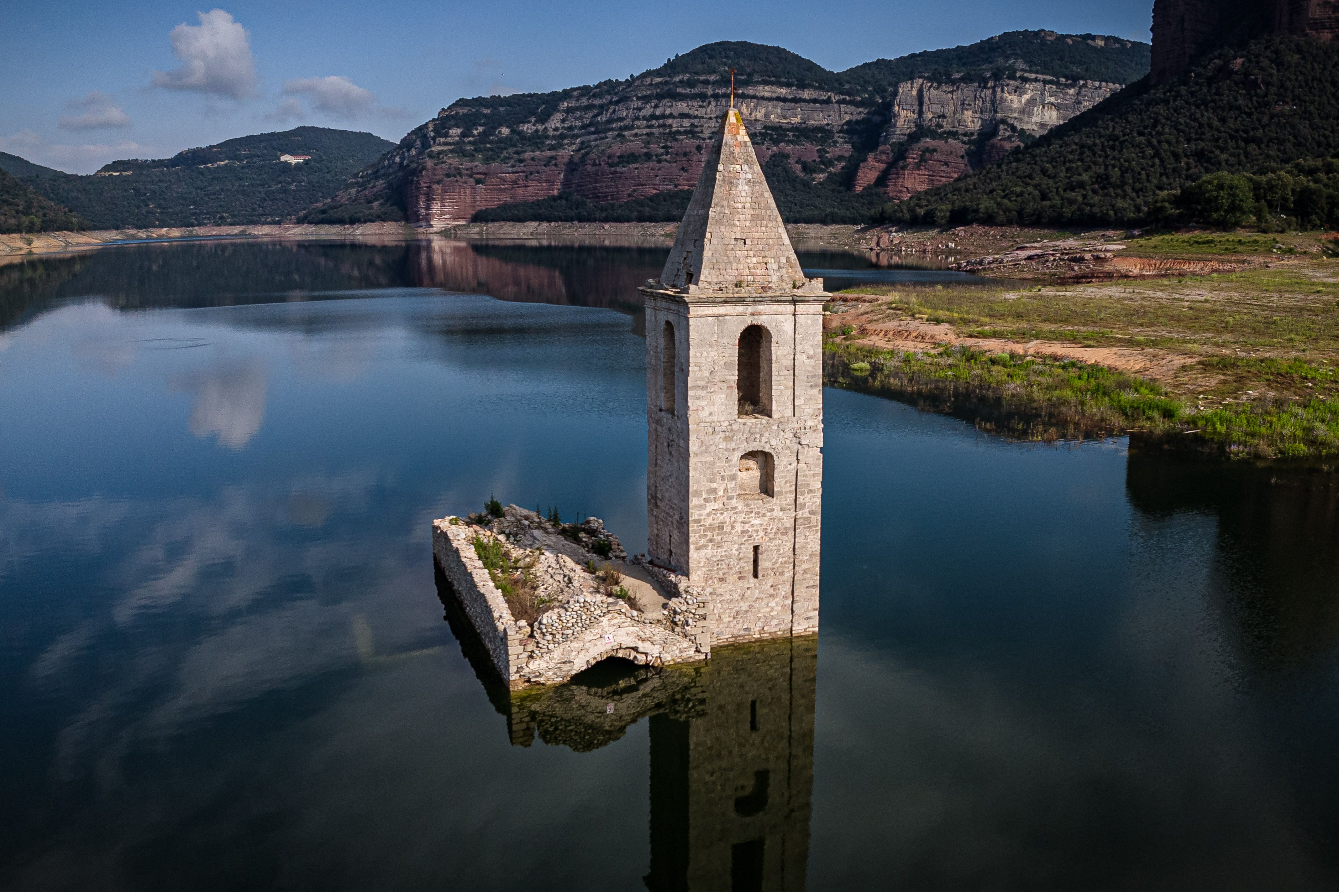 L'església de Sant Romà de Sau, inaccessible a causa de l'aigua