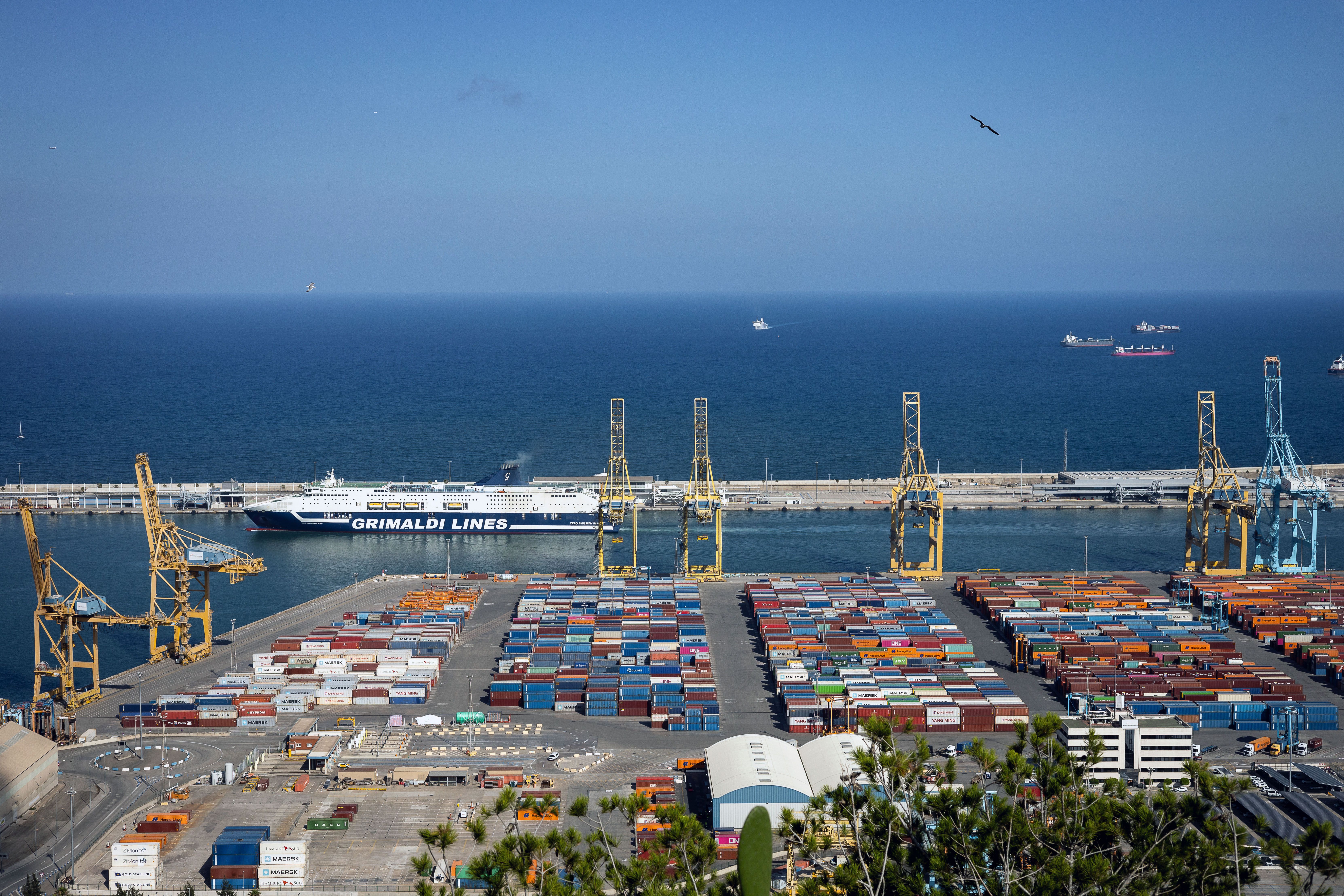 El Govern descarta instal·lar una dessalinitzadora al port de Barcelona