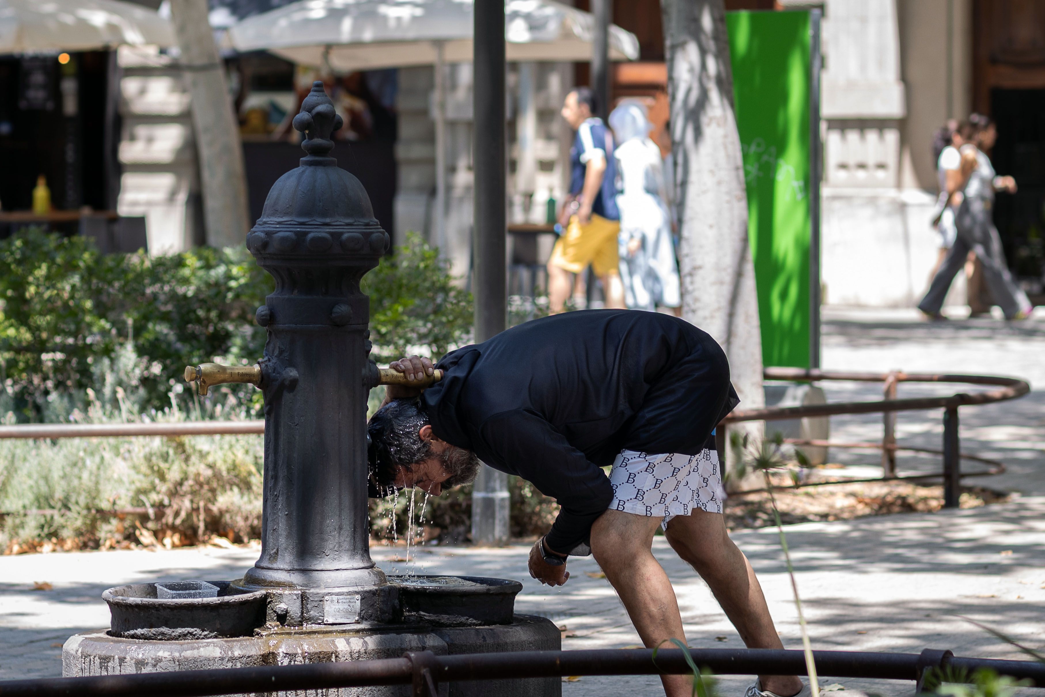 Un home es remulla el cap al centre de Barcelona