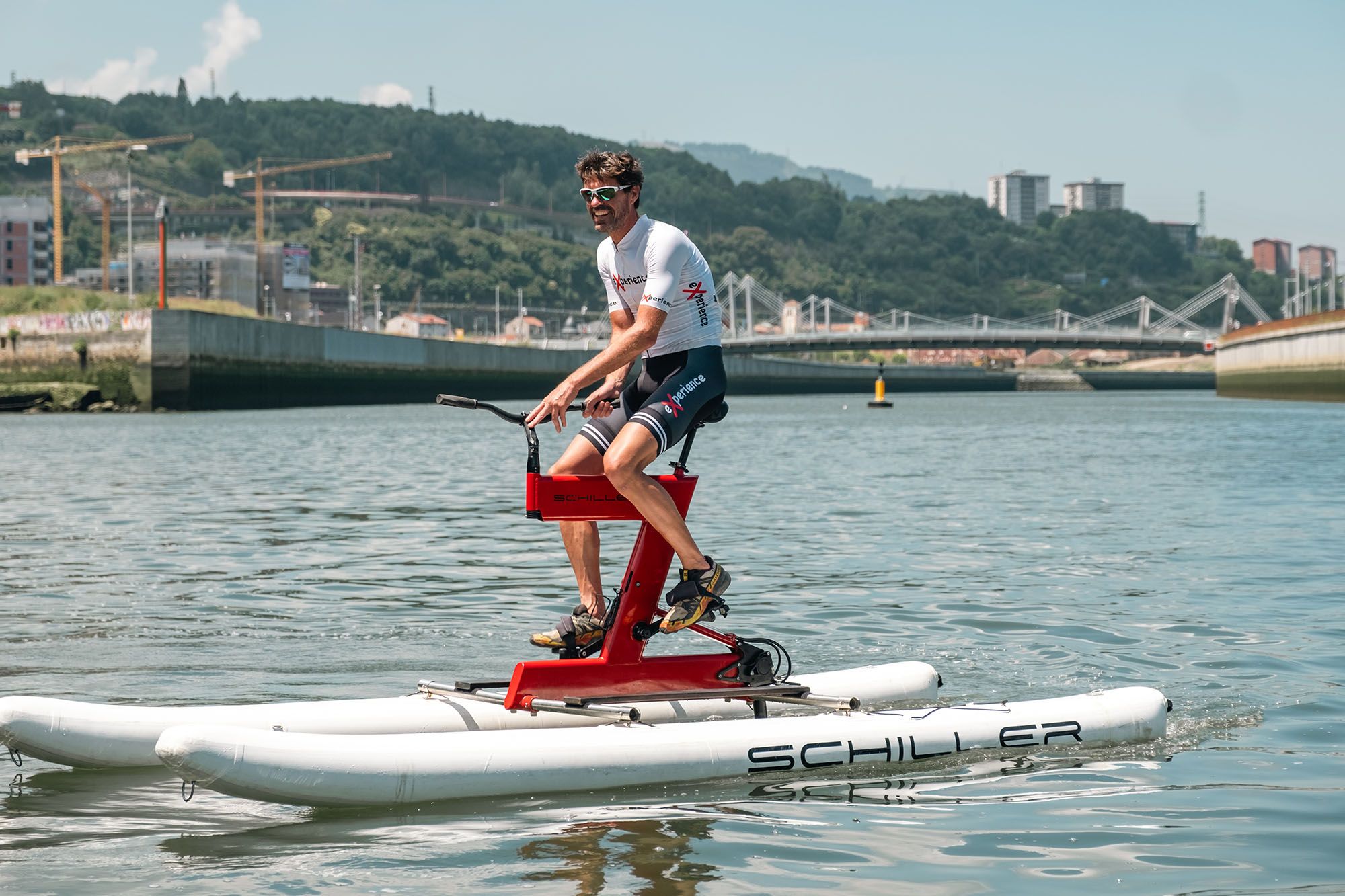 Prova a Bilbao amb les bicis d'aigua per a l'expedició a Groenlàndia