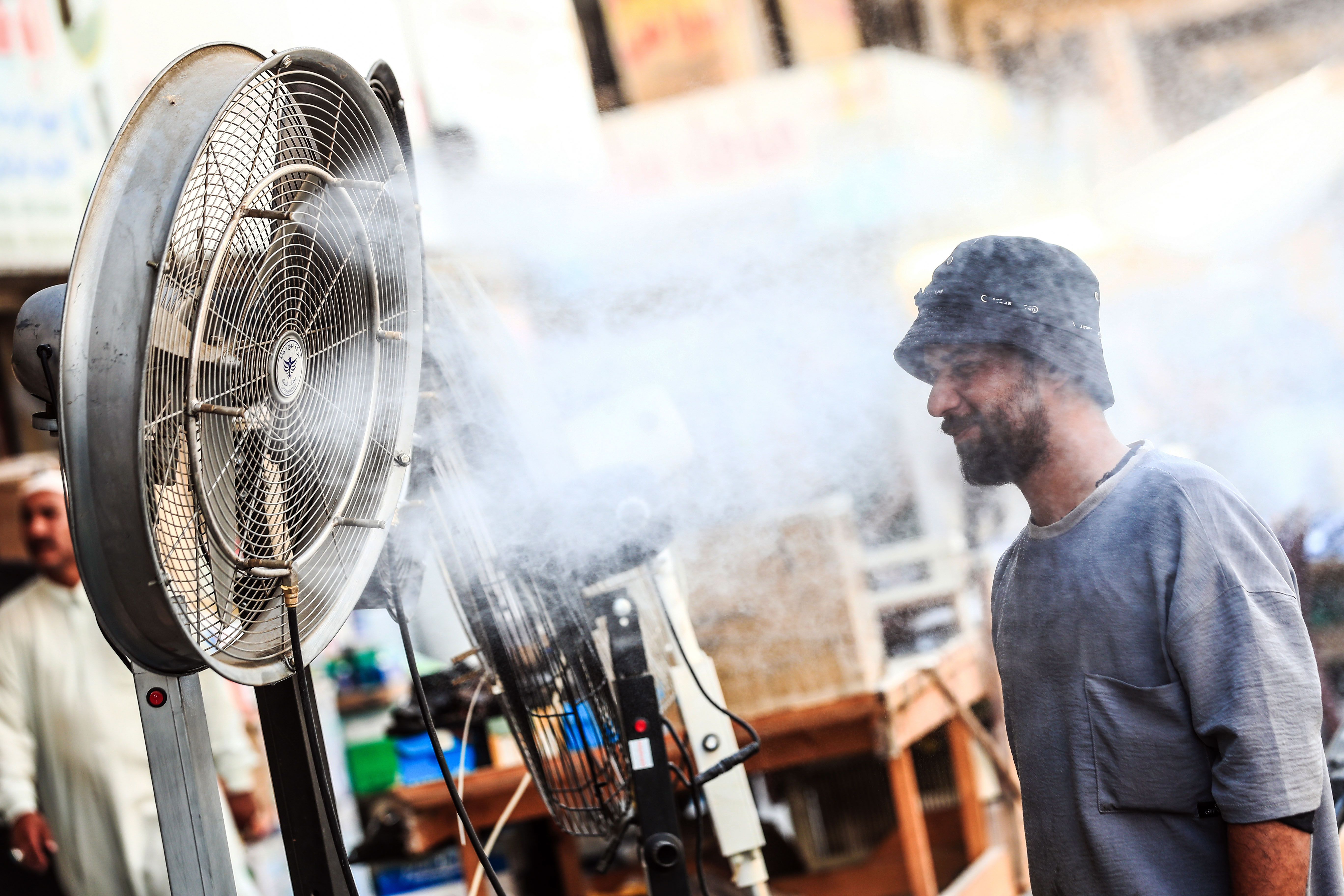 Un iraquià intentant suportar temperatures que van arribar als 45 ºC