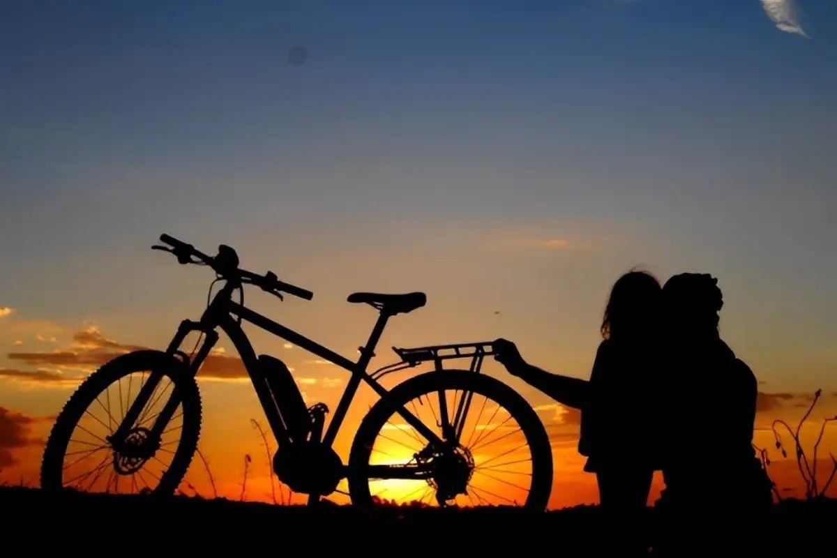 Una mare i una filla amb una bicicleta