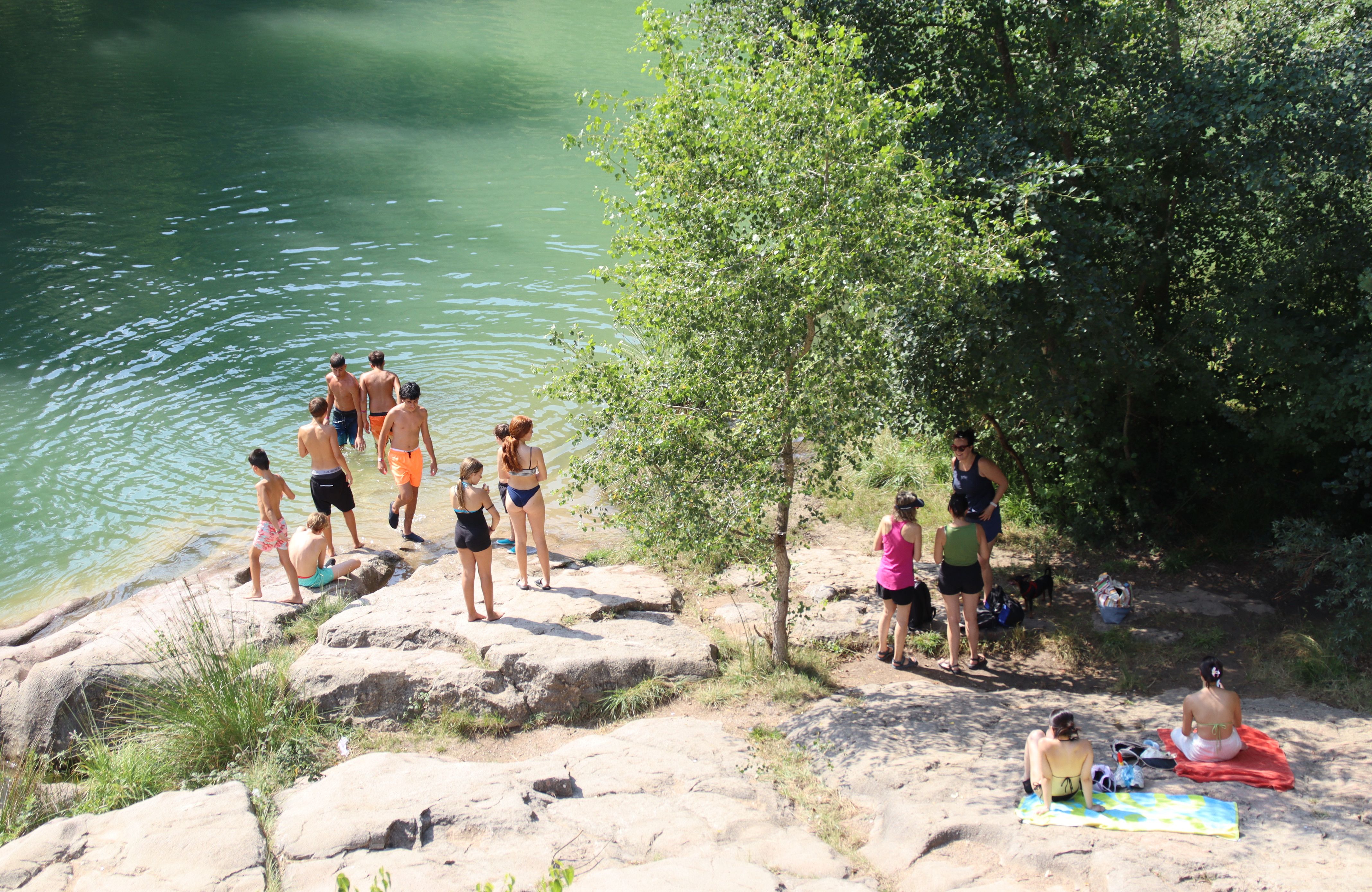 Un grup de banyistes en un espai natural del Berguedà