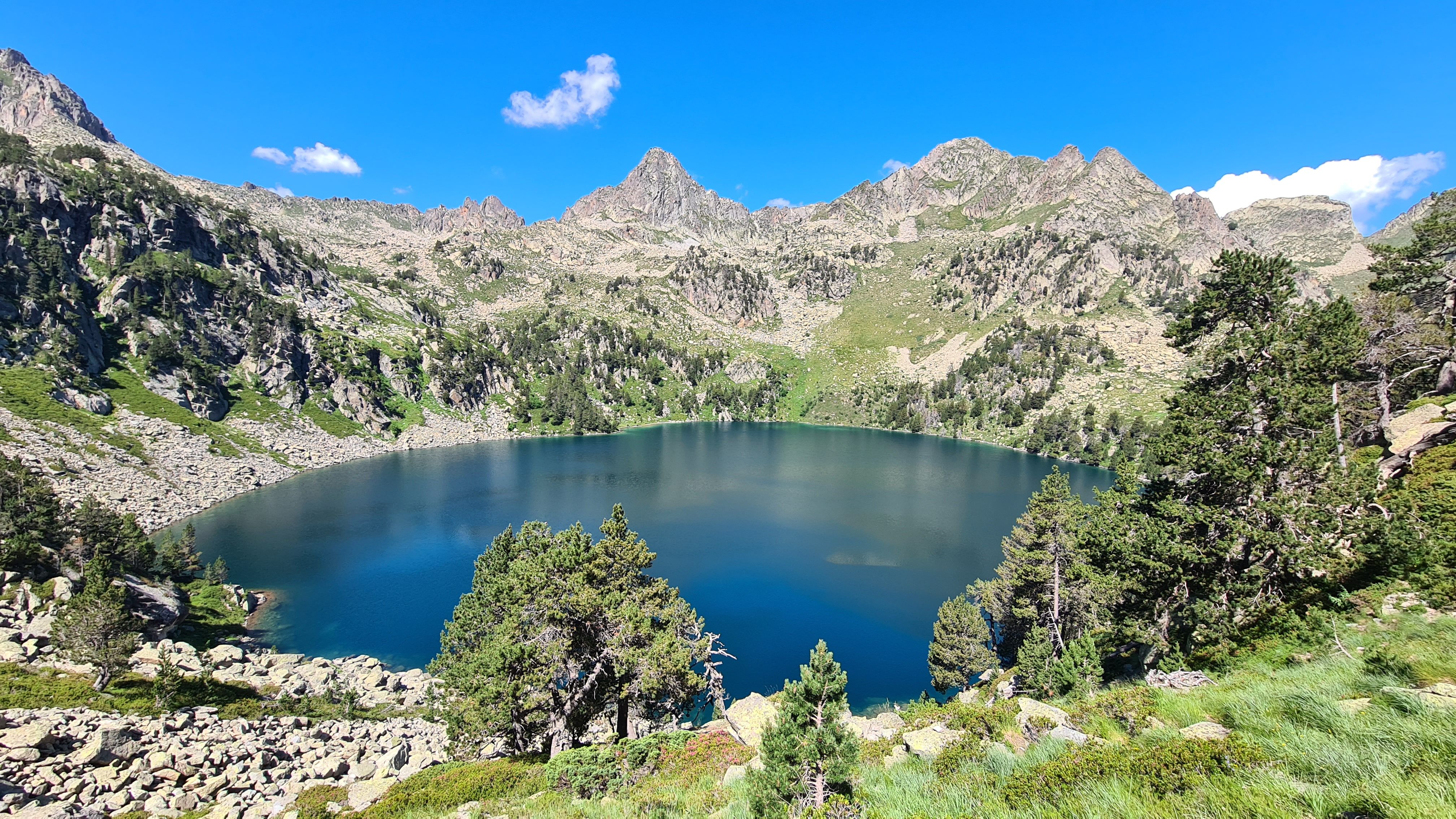 Un estany d'alta muntanya on està prohibit el bany